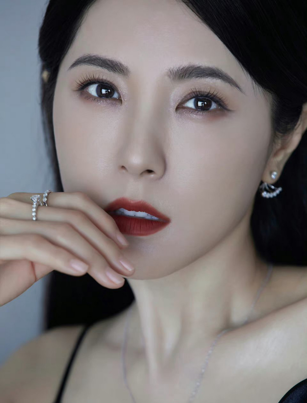 曾黎,火力全开,修身吊带裙,妩媚性感的女神魅力大杀四方,真的好迷人啊