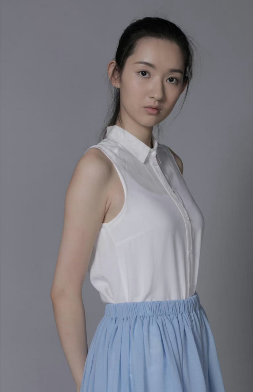 王玉雯,少女装扮清新可爱,充满了青春活力.