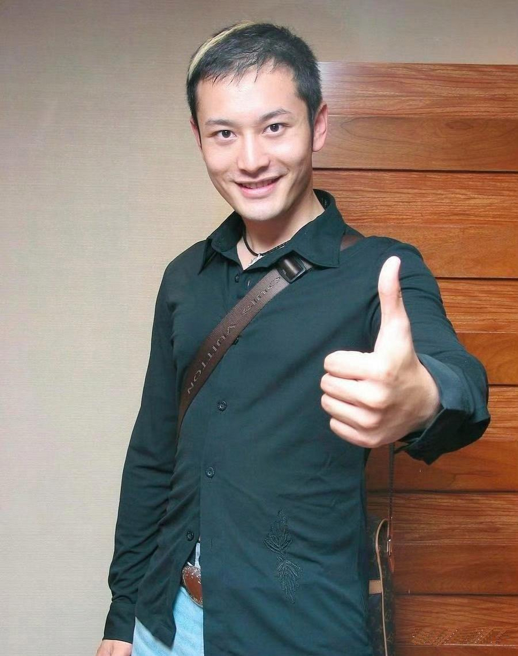 黄晓明头发少了看着像老了不少,但他挺乐观的,应对得很自在