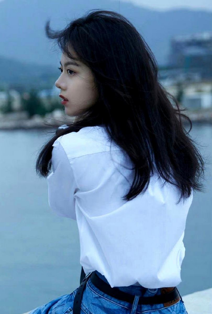 赵今麦真清纯白上衣配蓝短裤活力十足