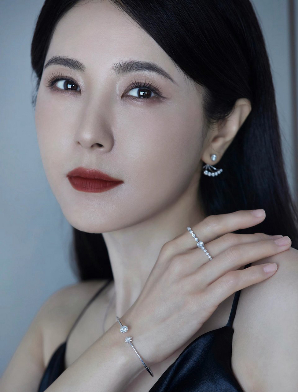 曾黎,火力全开,修身吊带裙,妩媚性感的女神魅力大杀四方,真的好迷人啊