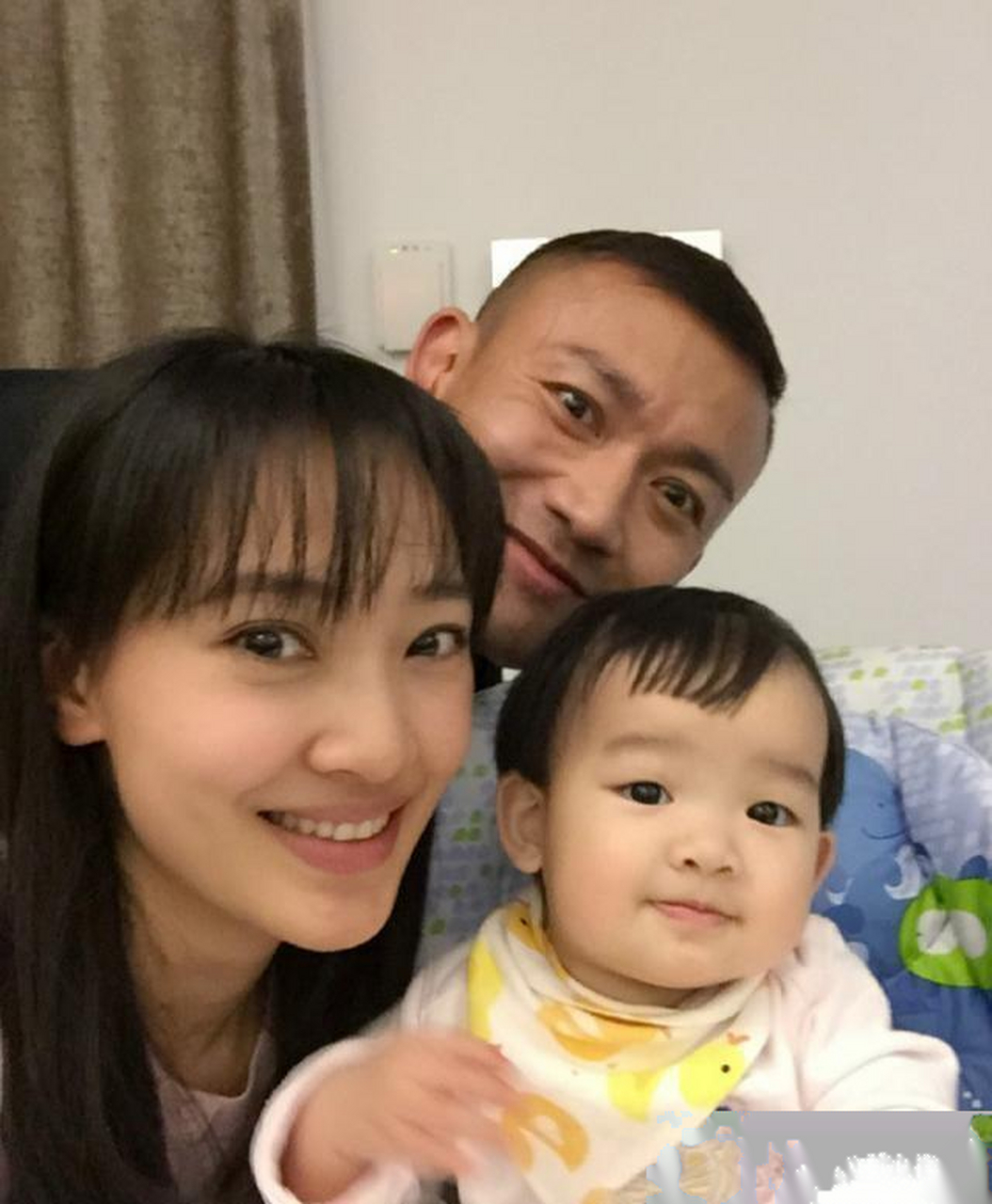 聂远全家福上线,10岁的天天,继承了父母那种高颜值,将来也是标致的大