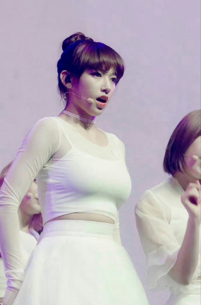 程潇,肥美的身材,在舞台上热舞,浑身看着肉肉的,圆润饱满,美感爆棚