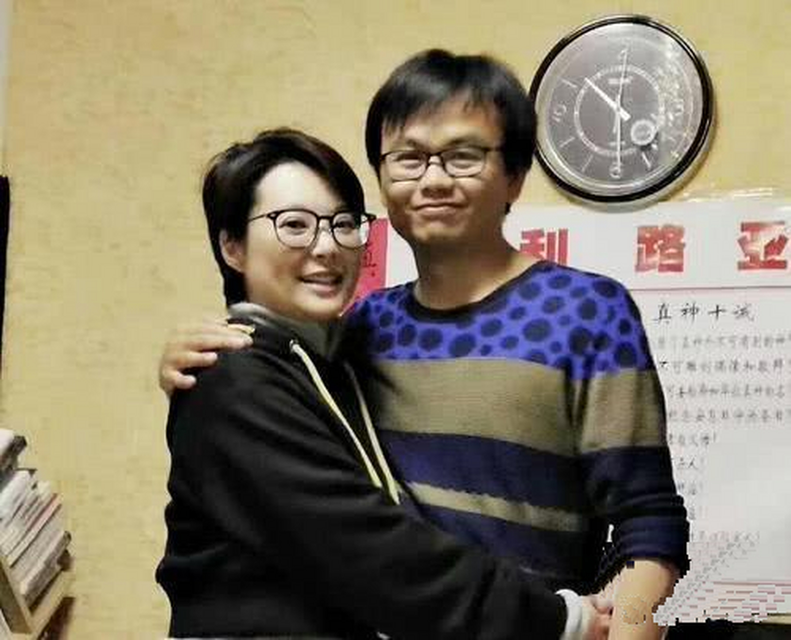 袁立与老公亲密无间的样子,着实幸福,全体现在了脸上,笑意盈盈!