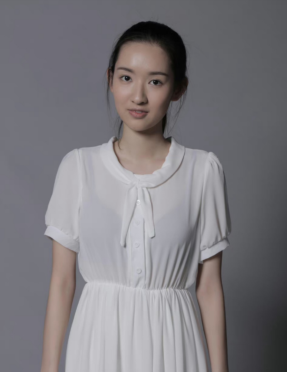 王玉雯,少女装扮清新可爱,充满了青春活力.