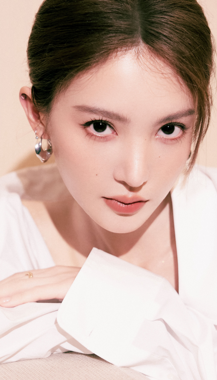 金晨穿搭造型壁纸精选:白色衬衣随性优雅,女友魅力值满满