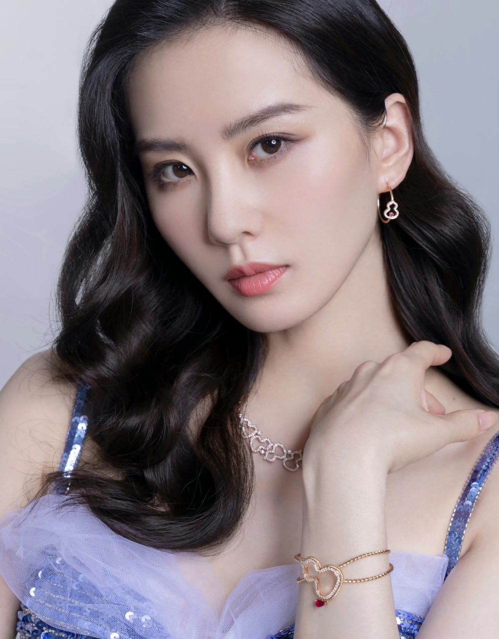 刘诗诗,深蓝色亮片吊带长礼裙,大波浪卷发型,美美美!