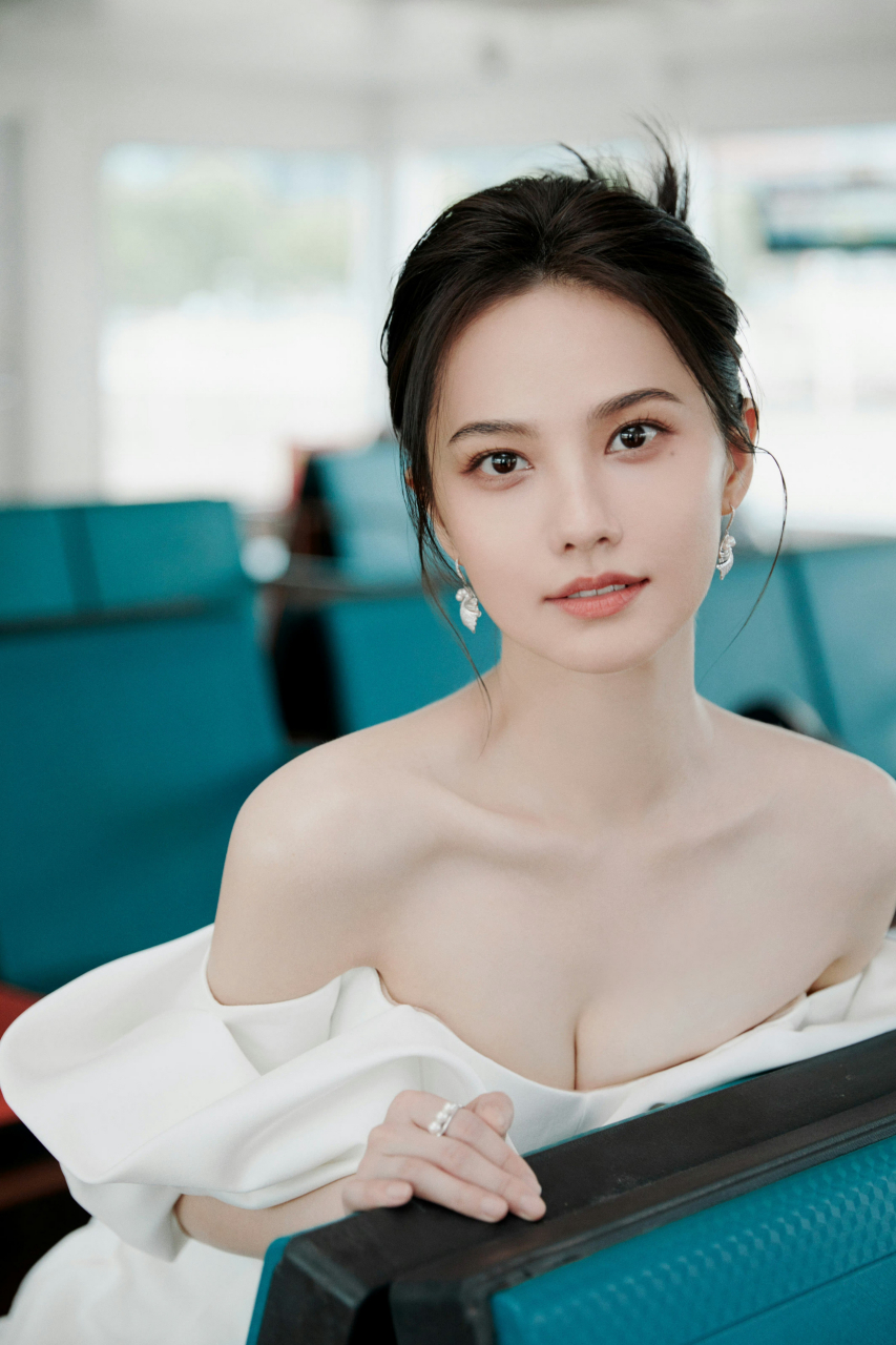 姜珮瑶时尚写真大赏,多变风格演绎个性魅力,令人目不暇接