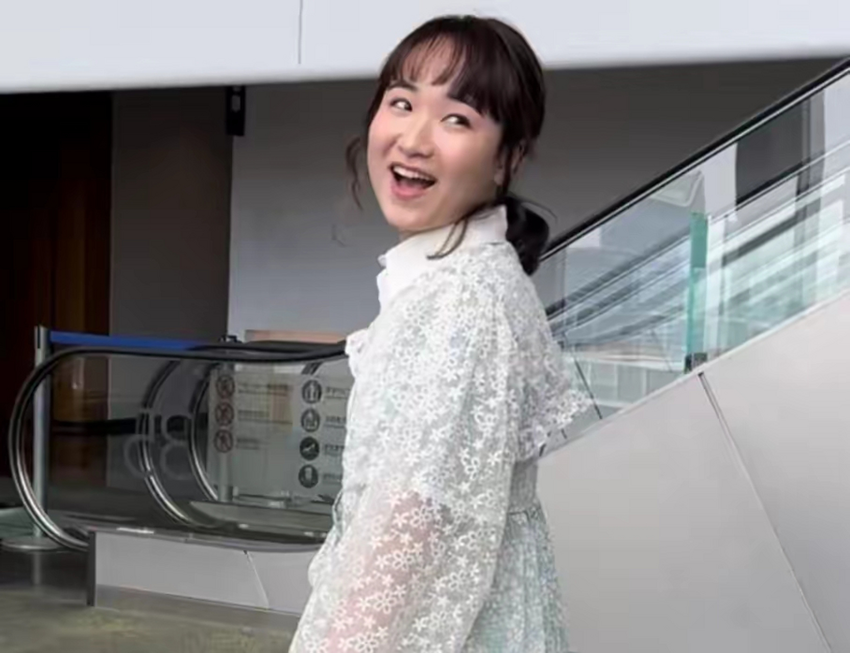 日本乒乓球运动员伊藤美诚罕见穿连衣裙现身,走出落选奥运会阴影,开心