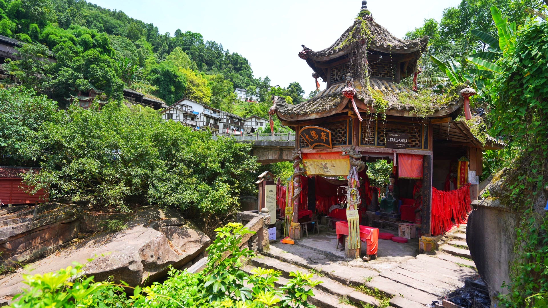 这里是重庆南部的中山古镇,原本这里是古驿道上,深山中吊脚楼风格的