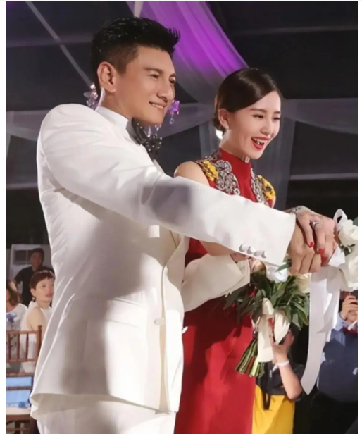 马雅舒庆结婚14周年,外籍老公逆生长好帅,比前夫吴奇隆状态还好