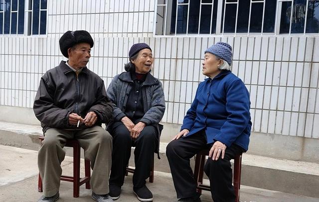 医生退休的我,回到农村老家养老,三个月后不得不狼狈而逃