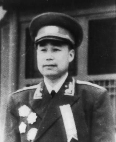 80年一位老者前来祭拜王近山,直言:"我来看你了",此人为谁?