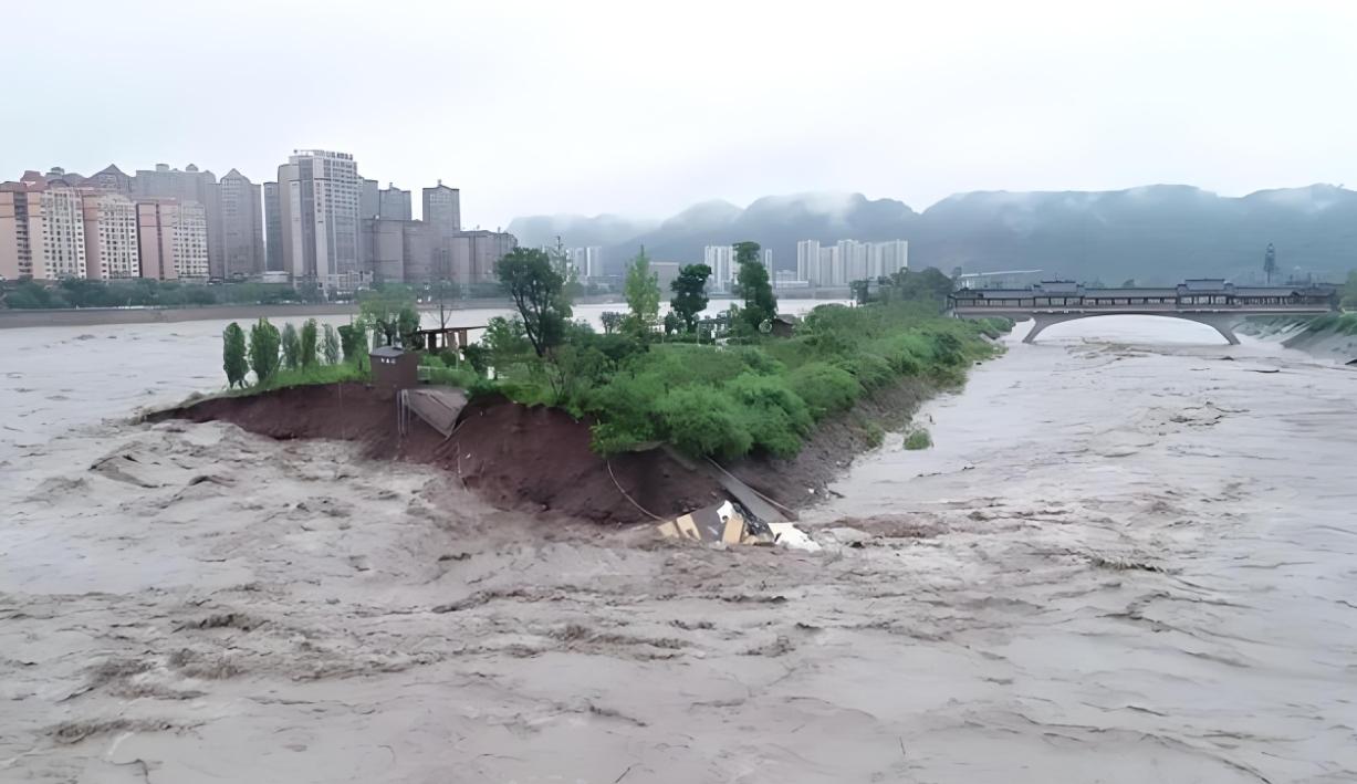 四川雅安暴雨图片