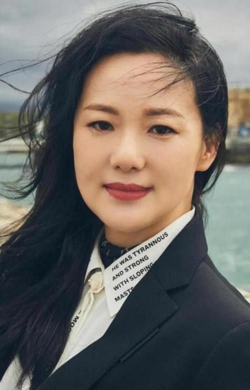 咏梅不再沉默,坦言离开陈道明和栾树结婚真相,那段日子太难熬了