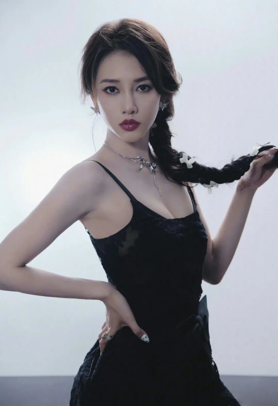 弦子是著名歌手,代表作有《不得不爱》,《舍不得》,《沿海地带》,《醉