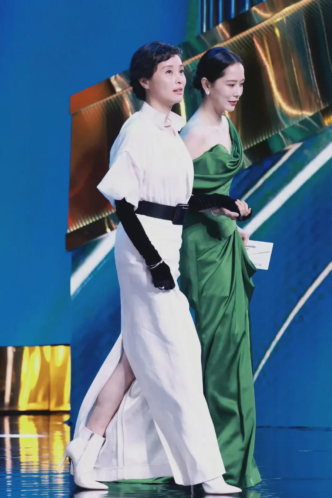 52岁吴越和46岁海清白玉兰同框!