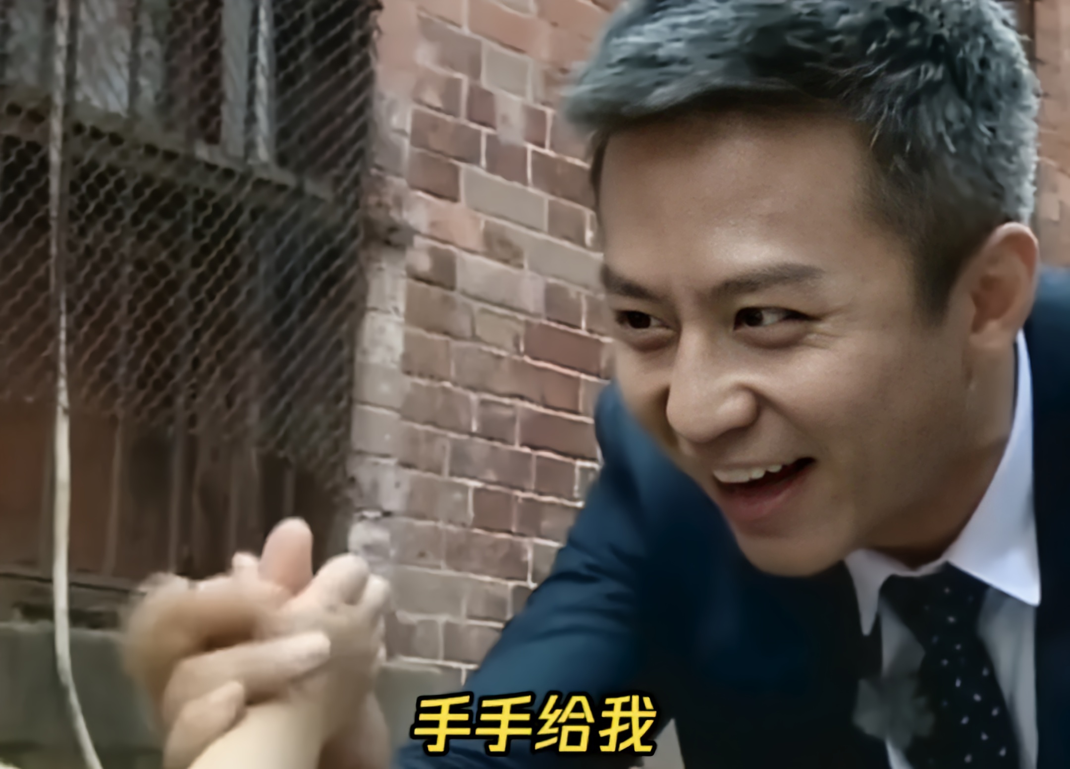 简直笑疯了,邓超居然和小孩掰手腕,而且最后结果还不算,这一奇葩事件