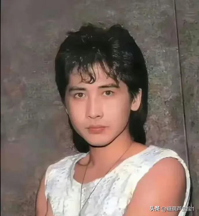 曾经那个歌声悠扬,充满活力的齐秦,如今也难逃岁月的洗礼.