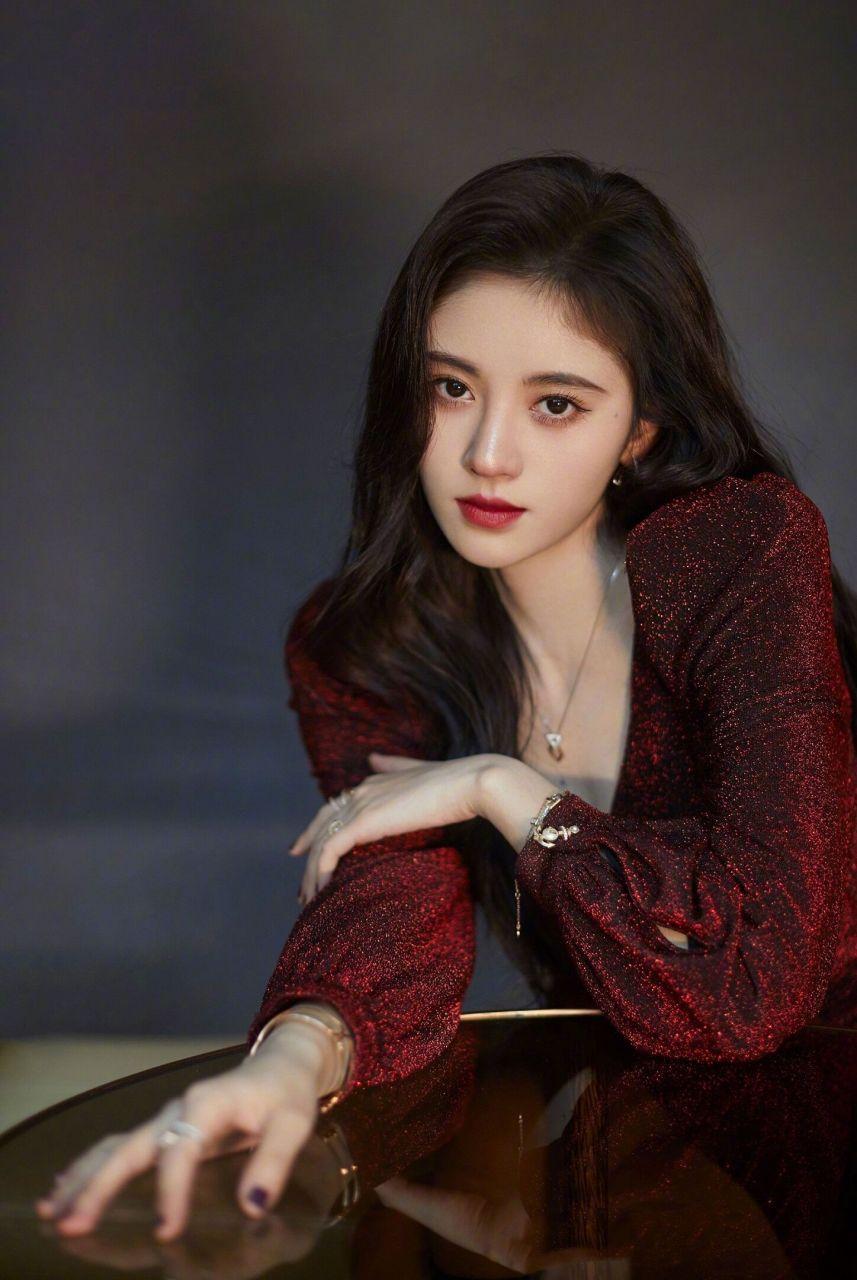 鞠婧祎红色系穿搭显白能力一流,超唯美