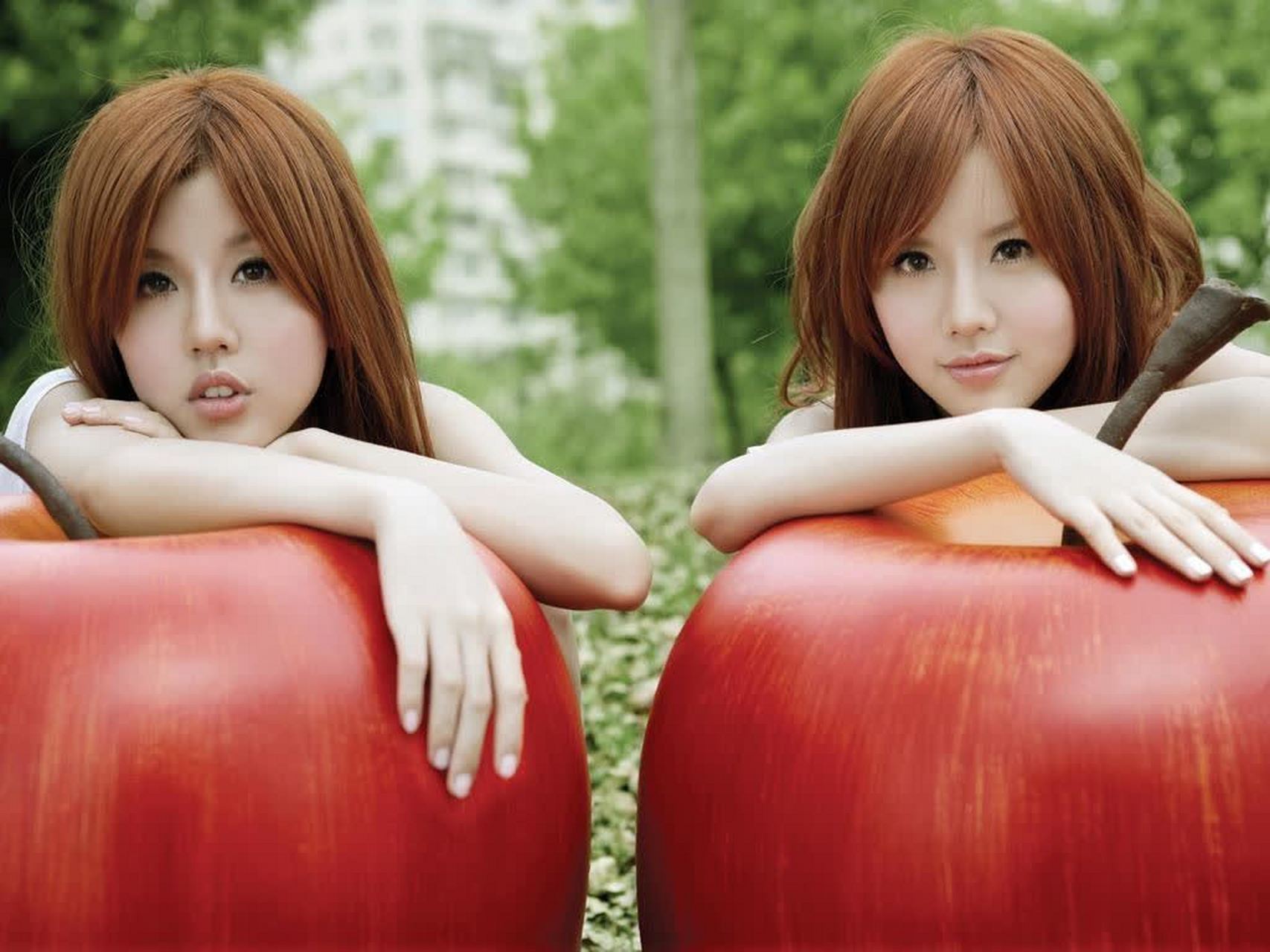 by2双胞胎姐妹白色颜值写真,小清新的女神范让人爱慕