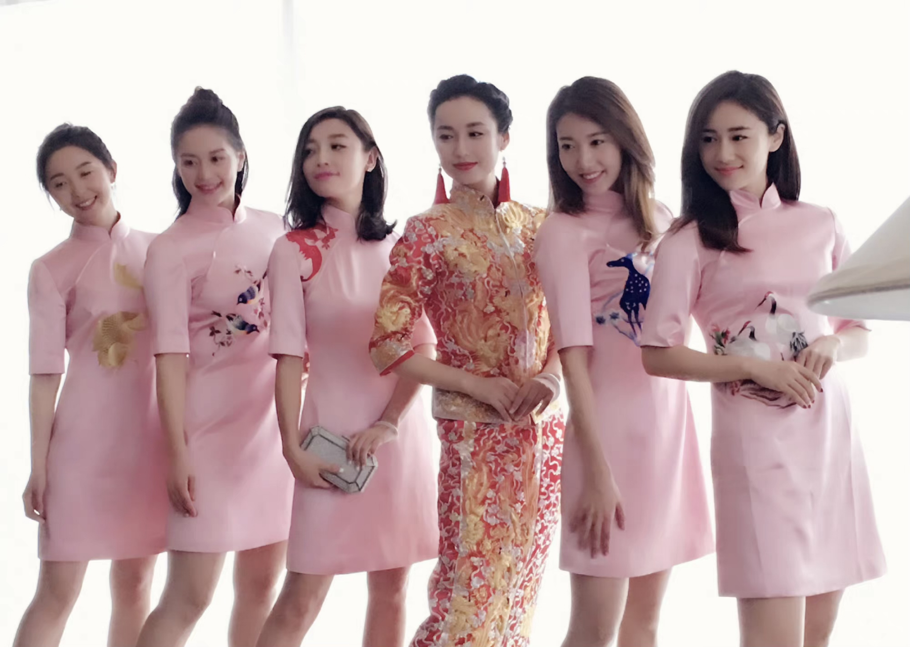 吕一的伴娘团由好姐妹高露,王力可,高晓菲,刘芸,李瑾担任.