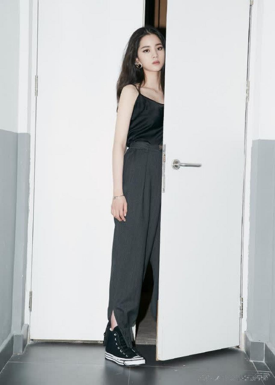 欧阳娜娜太适合中性风,戴"奶奶发带"凹造型
