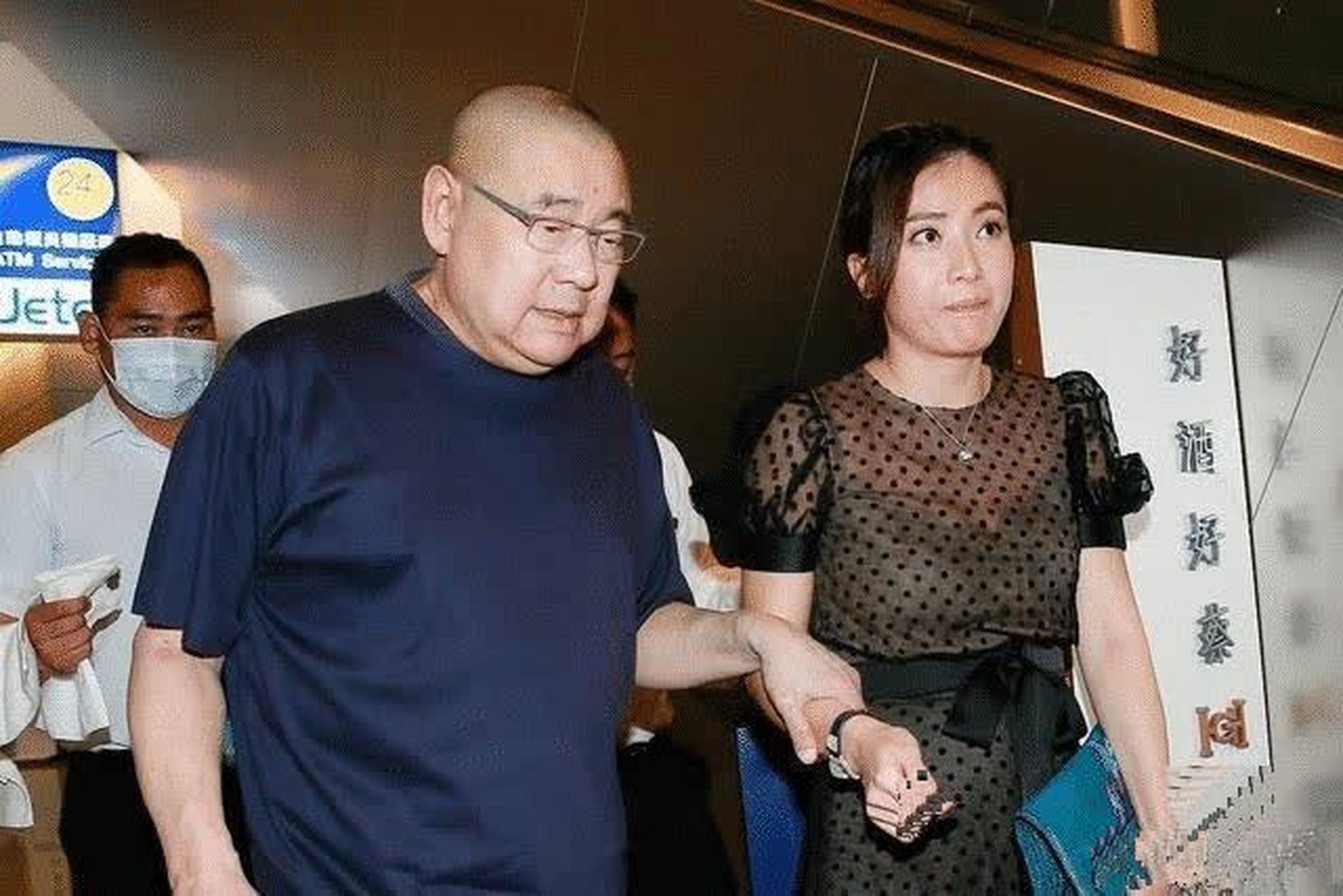 阔太甘比随丈夫刘銮雄一同出席活动