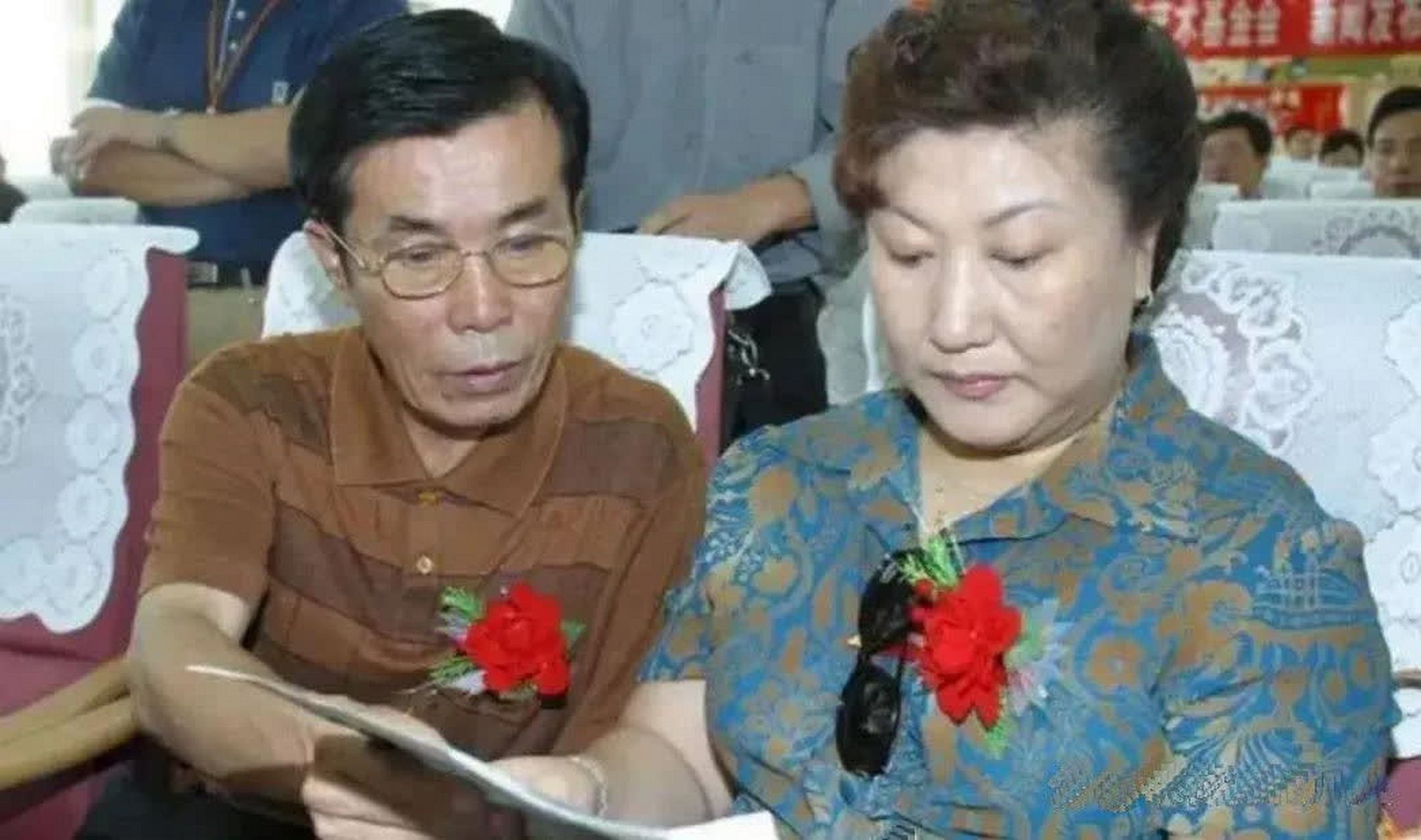 何庆魁带着新媳妇一起旅游