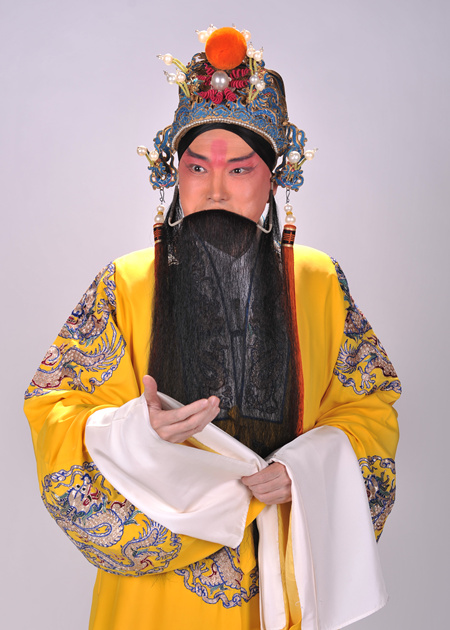 京剧表演艺术家谭孝曾表示,有些同学沽名钓誉找有名的老师去拜