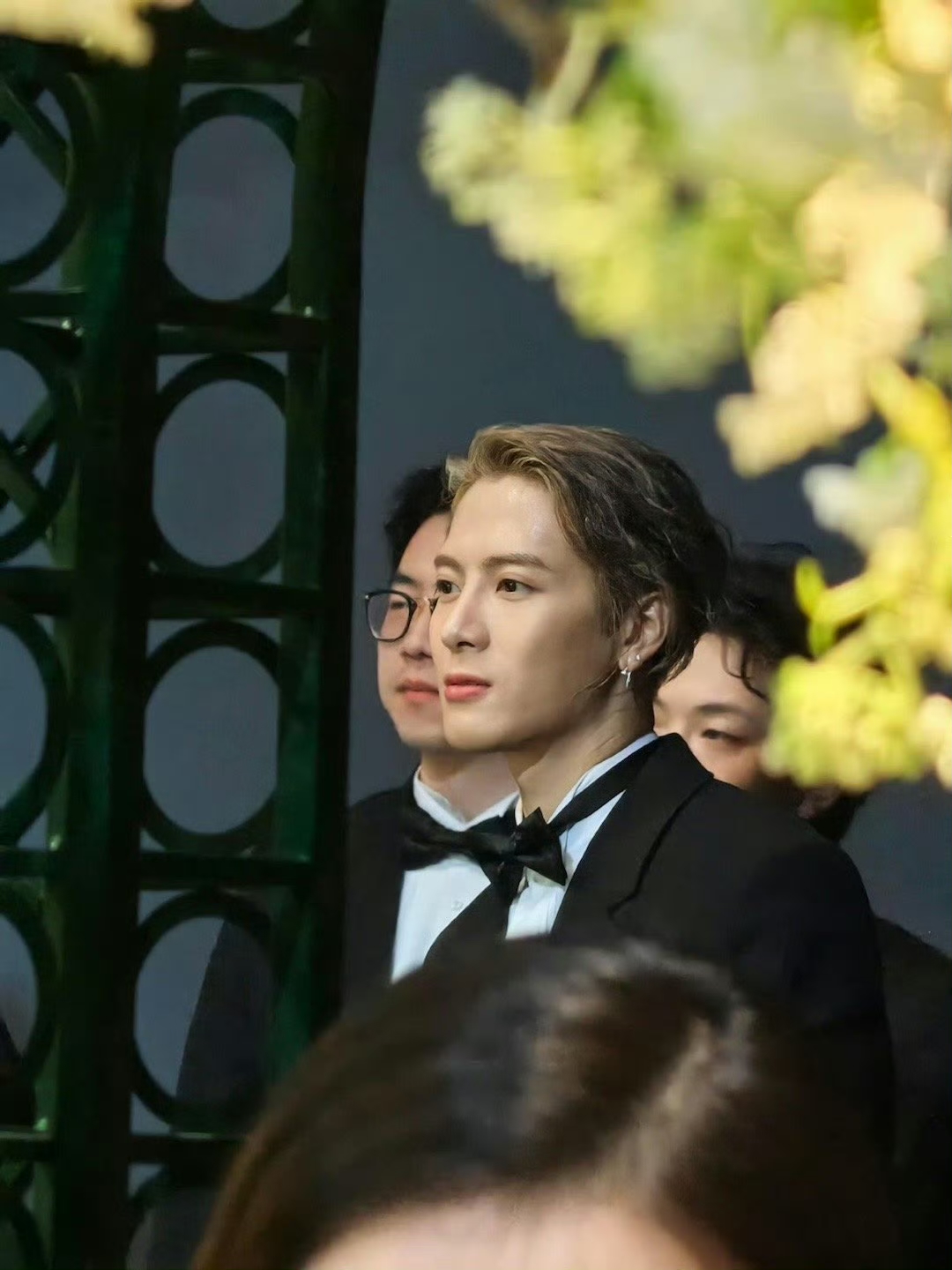 王嘉尔出席朋友婚礼路透 又当伴郎啦西装领结好帅气