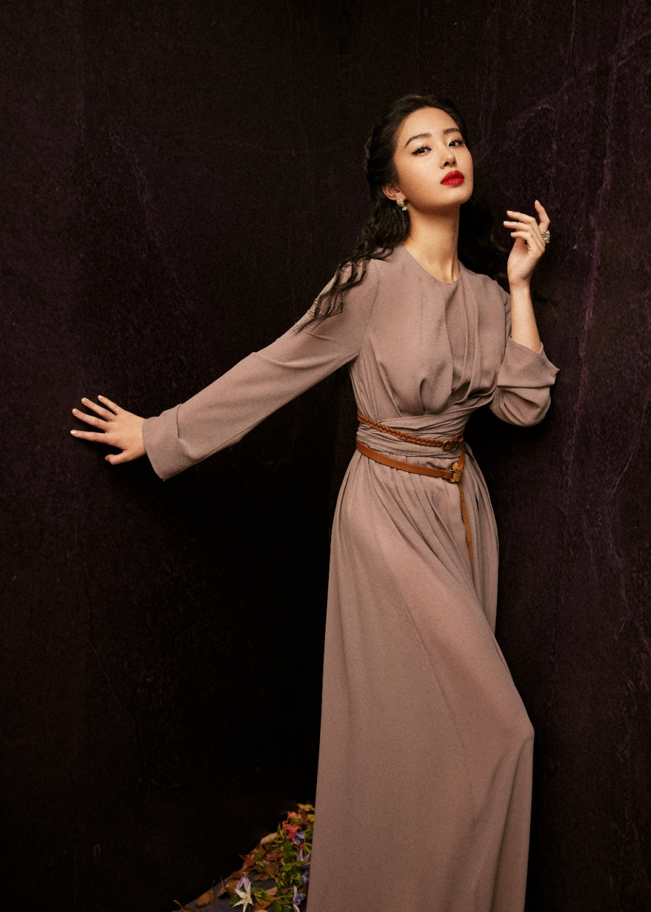婀娜身姿,披肩美发,杨采钰时尚写真演绎东方女性柔美魅力