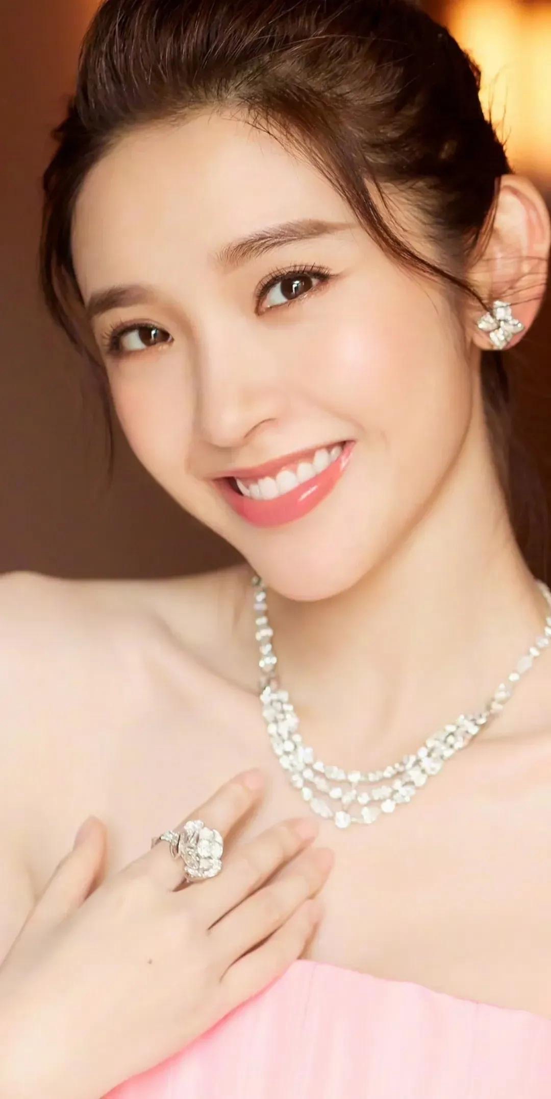 唐艺昕笑容甜美似暖阳,演技灵动,气质清新,是宝藏女孩一枚.#唐艺昕