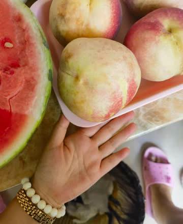 巨型桃子当道,又大又甜还吃不完!