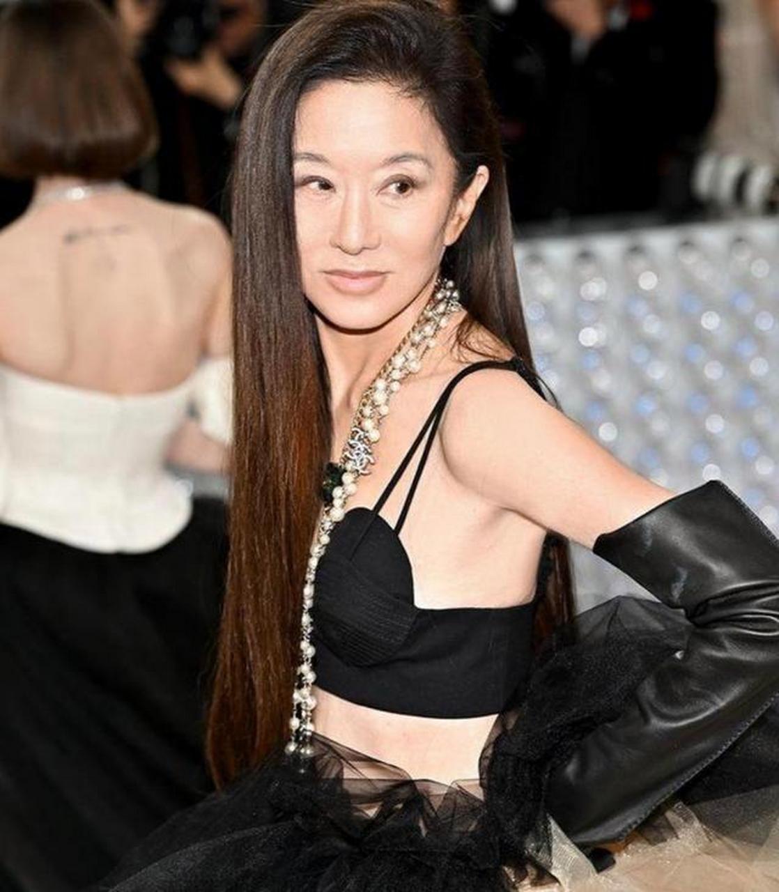 王薇薇,这位75岁的华裔传奇女性,以"婚纱女王"之姿,在世界时尚界熠熠
