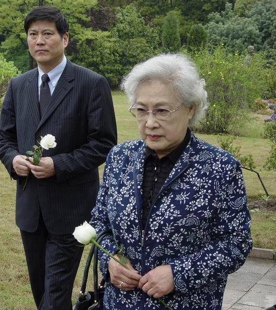 秦怡,一位光芒四射的影坛佳人,其坚韧与优雅在岁月的长河中熠熠生辉.