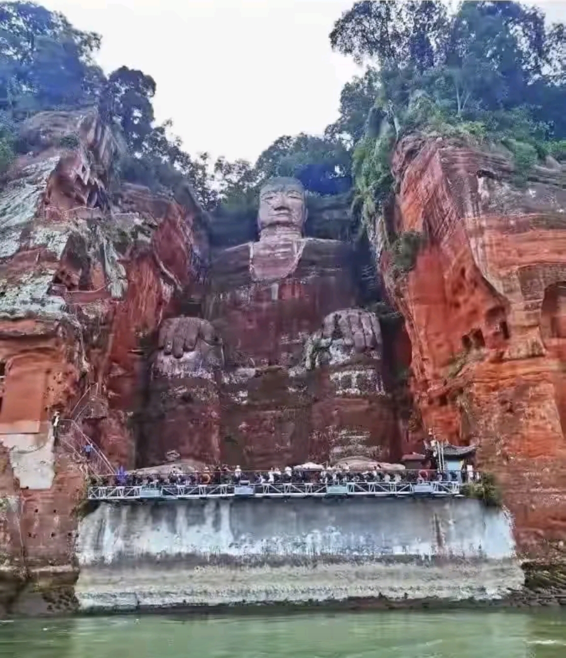 水位上涨,乐山大佛"洗脚",网友:洗脚不可怕,"洗头"才要命  四川强降雨