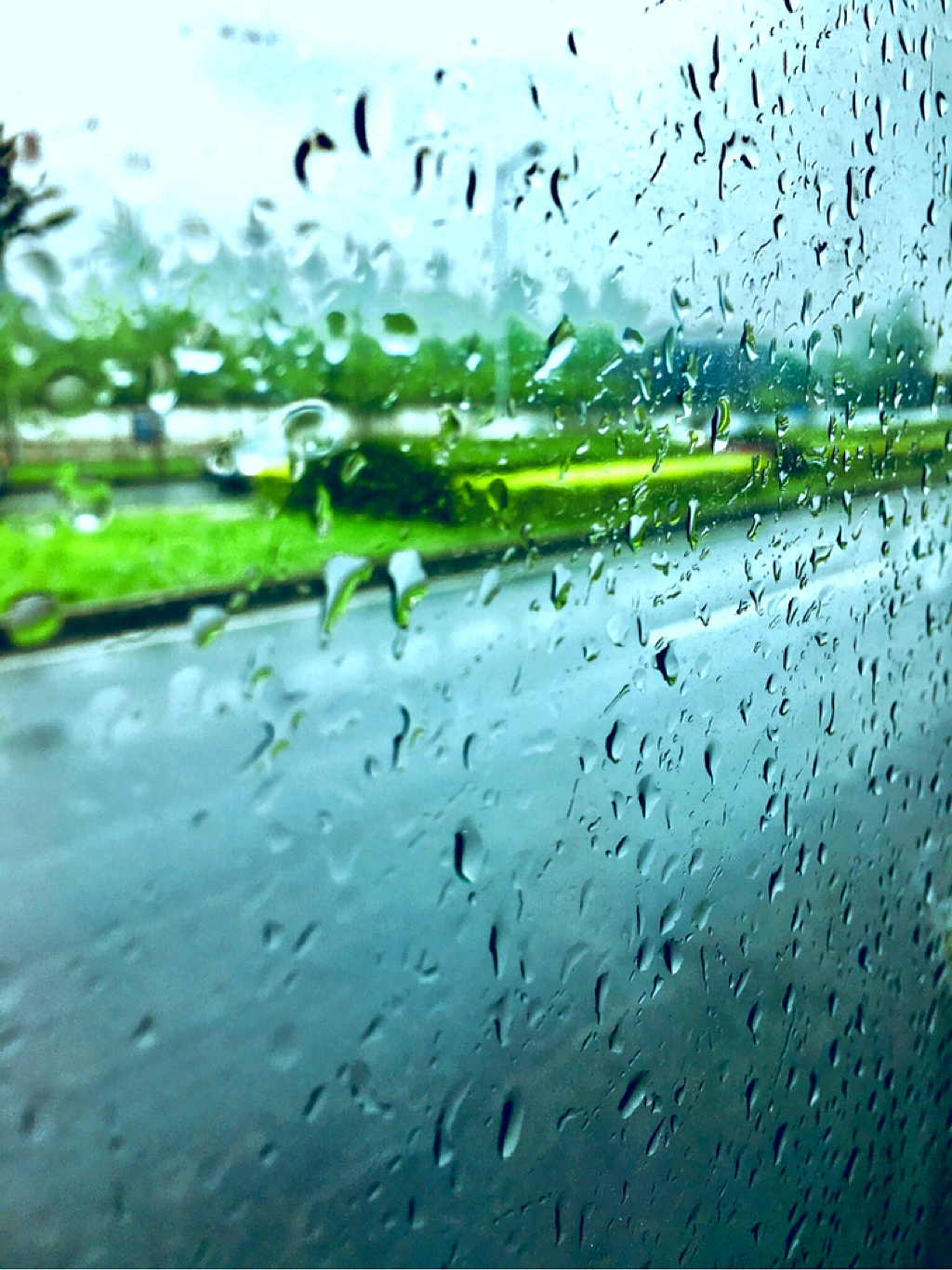 电在闪 雷在鸣 大雨又敲窗 沉睡的旧梦 被唤醒  嘀嗒嘀嗒 滴滴又答答