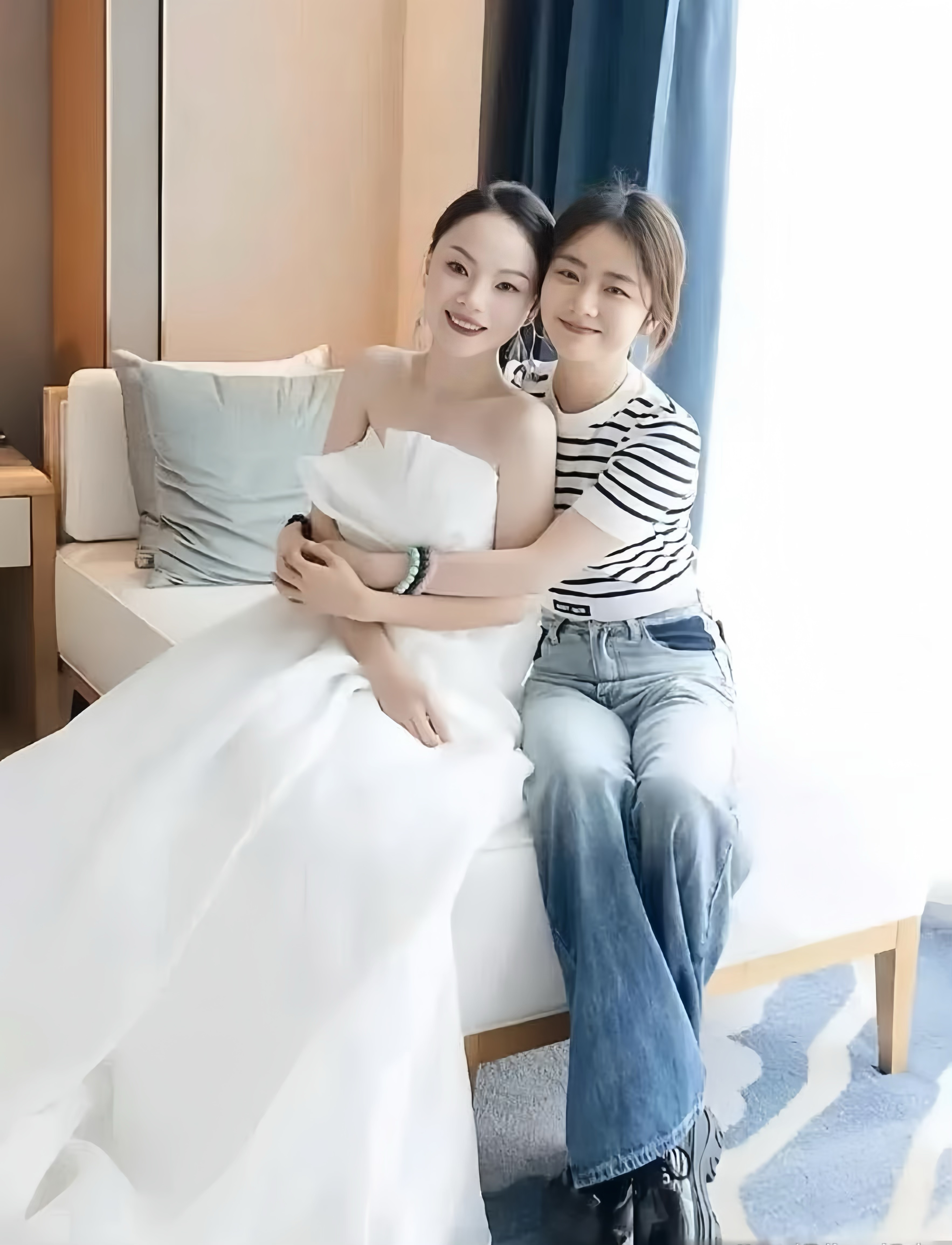 谭松韵真是一点明星架子都没有  谭松韵参加闺蜜的婚礼时,着装非常