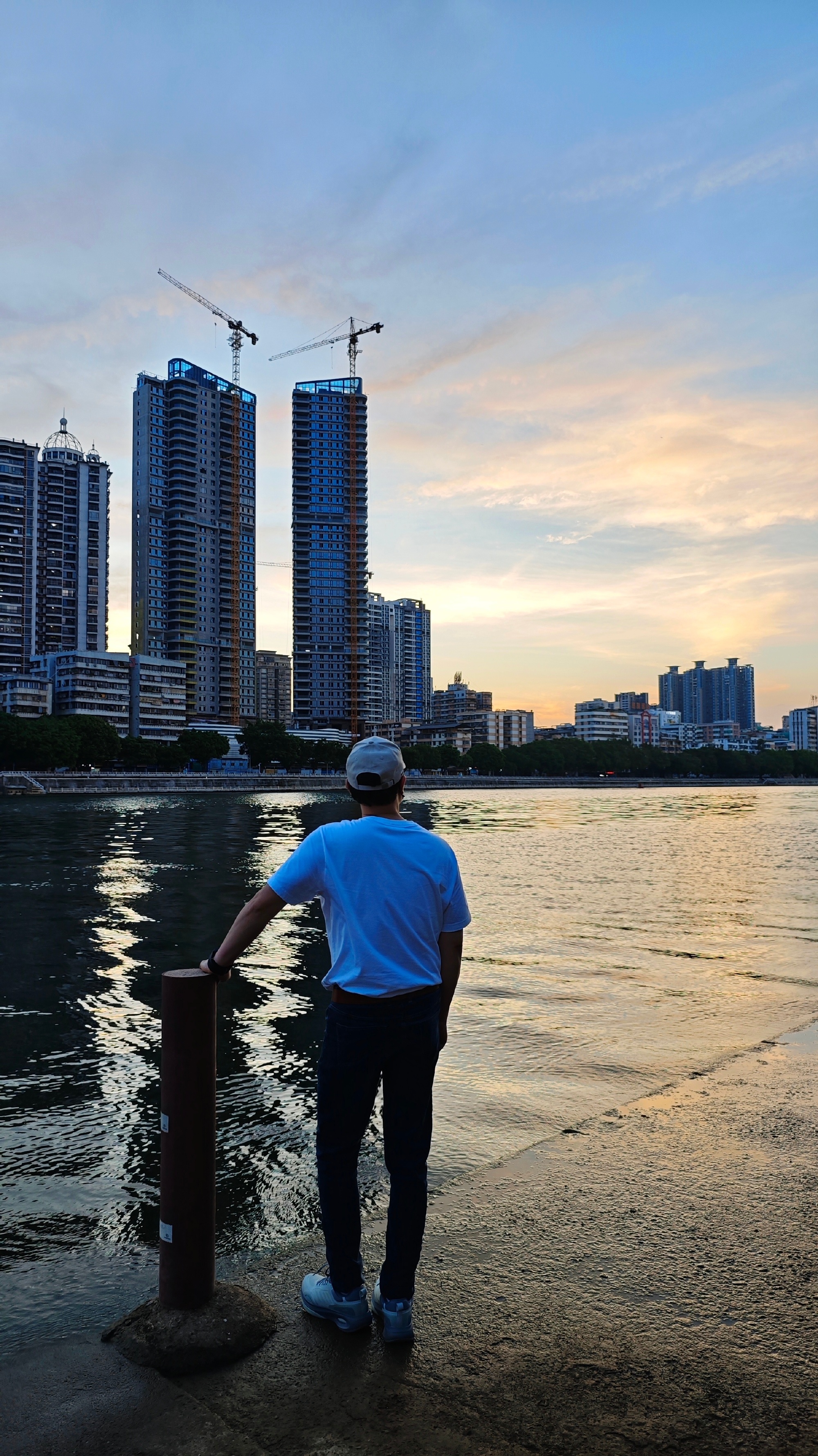 韶关的海关钟楼,是我每次回来都会去走走的地方,如果我没有记错,这里