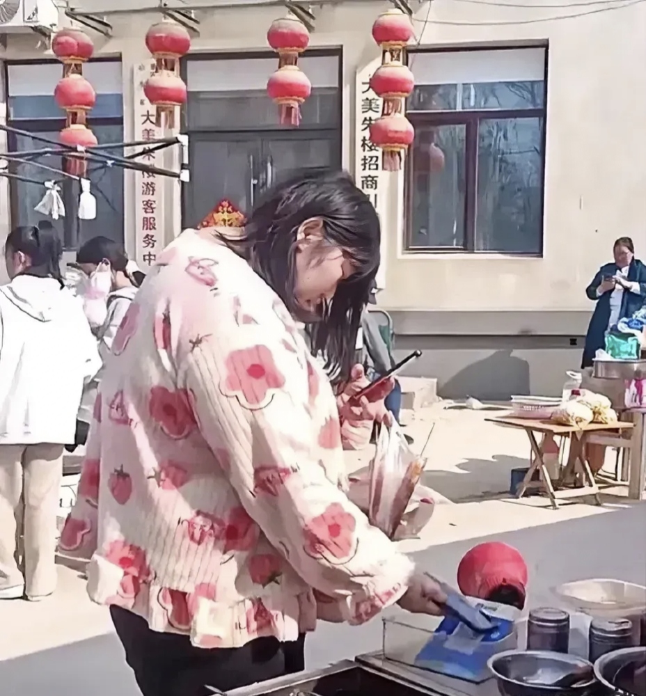 大衣哥朱之文300斤的女儿在集市上买东西!