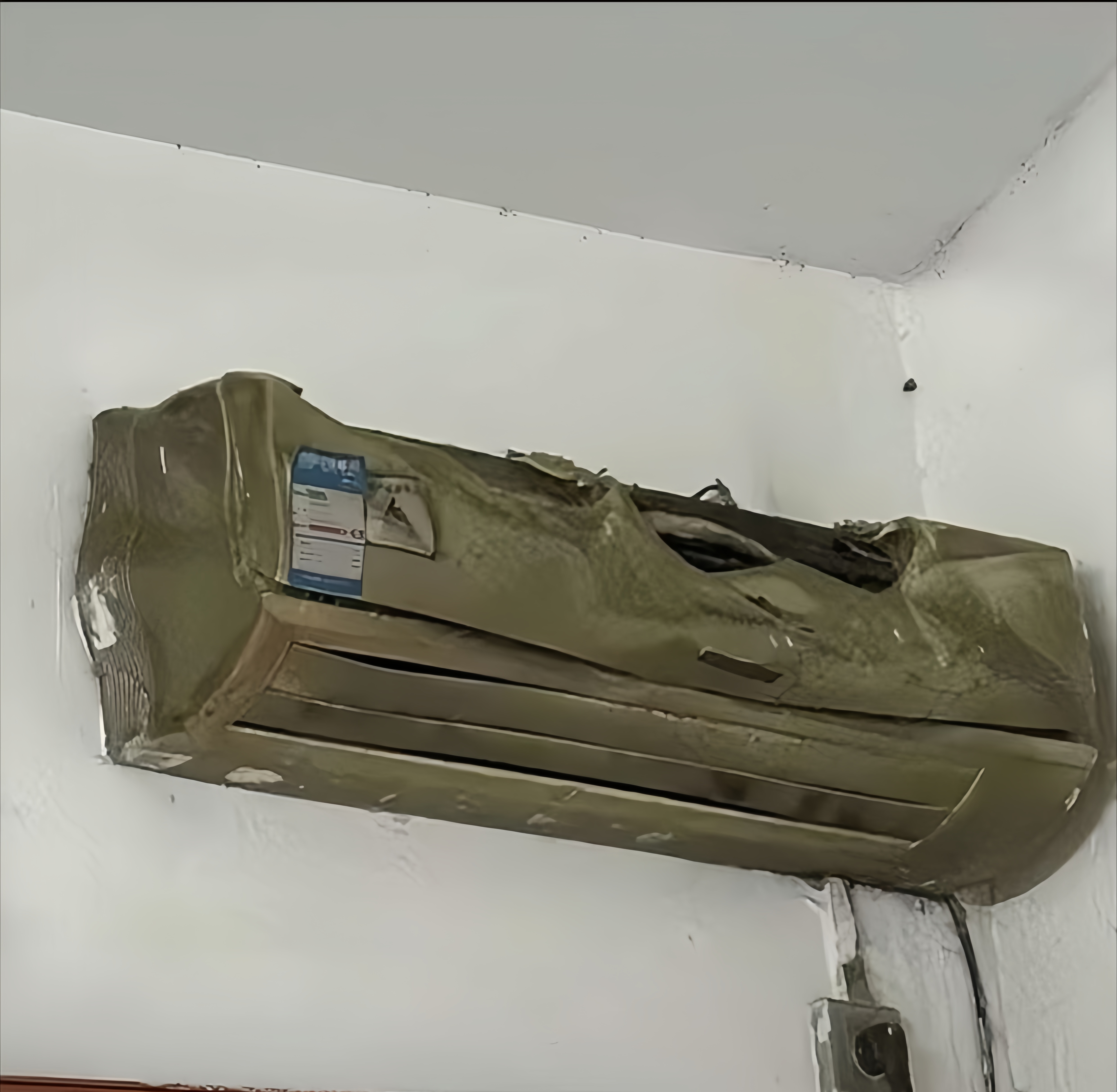 来朋友租的出租屋,这一幕简直是吓到我了,这空调得工作了多少个小时能