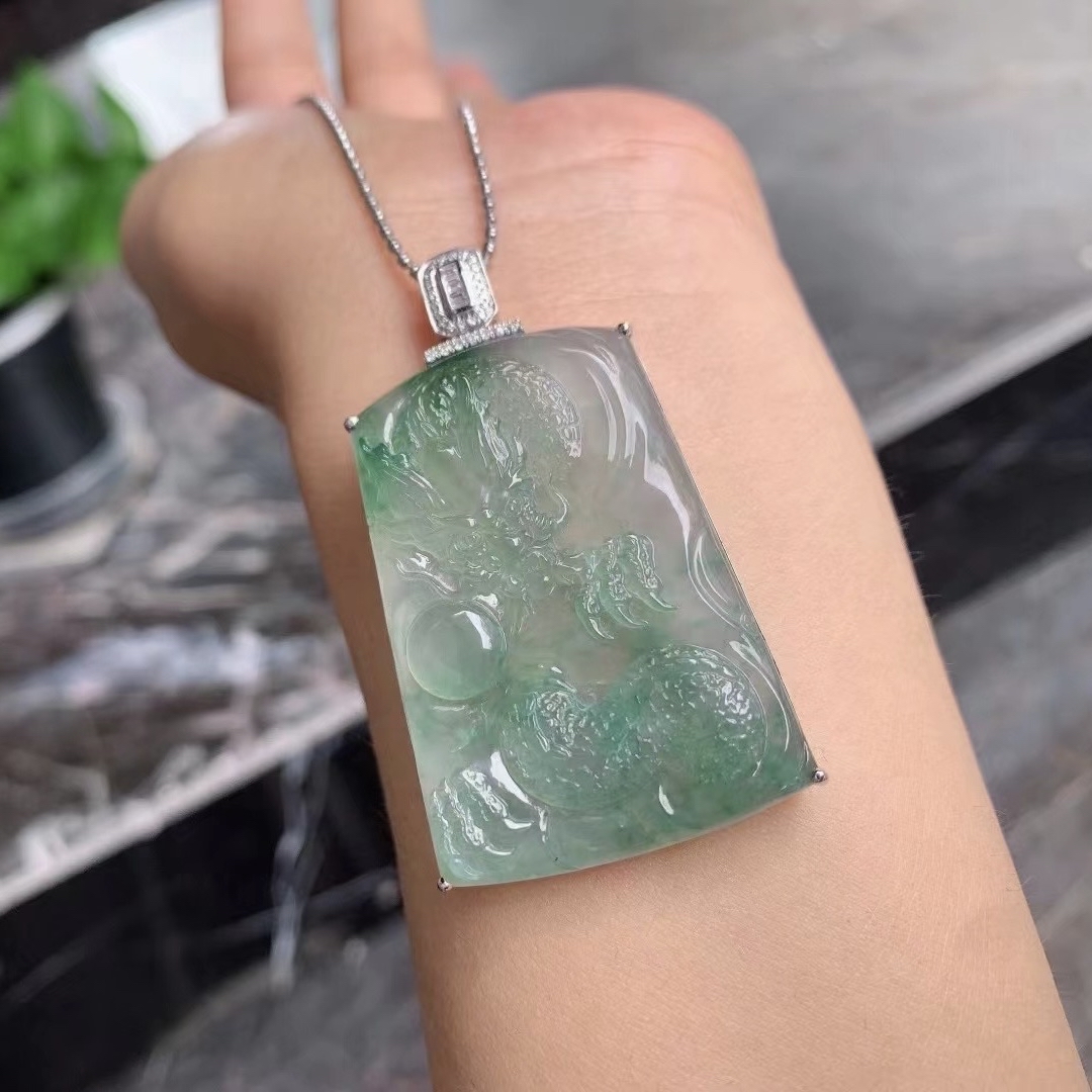 翡翠能沾水吗能一直戴吗视频(翡翠能沾水吗能一直戴吗视频教程) 第2张