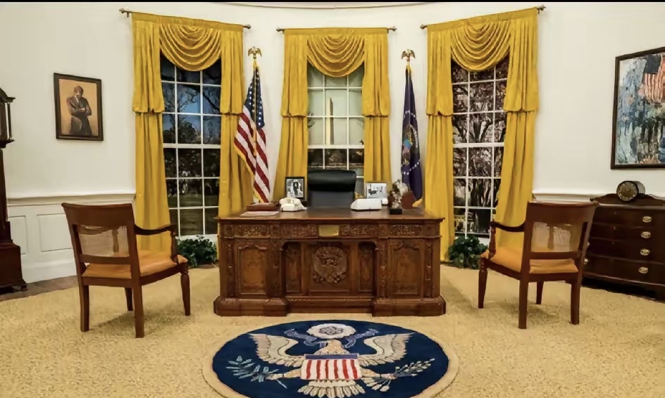 这张桌子,在美国白宫总统办公室,摆放了140年,24位美国总统用过