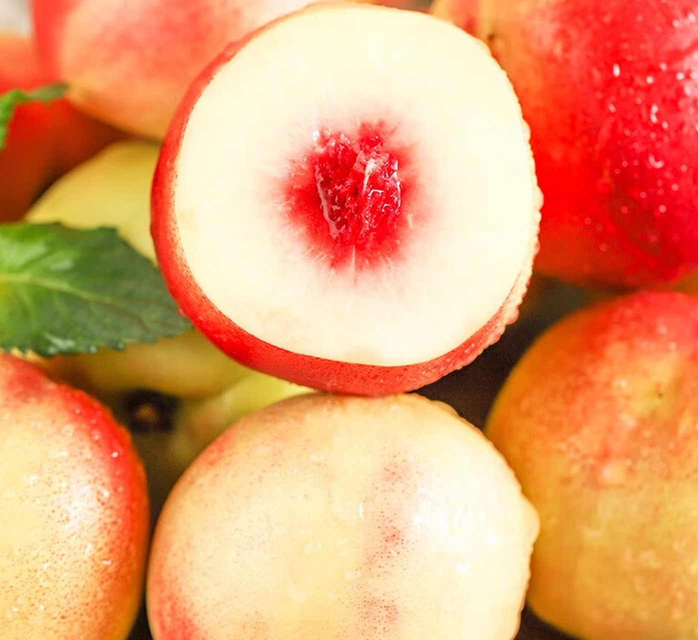 今天给大家介绍一款新鲜应季水果——果园创意新疆珍珠枣油桃!