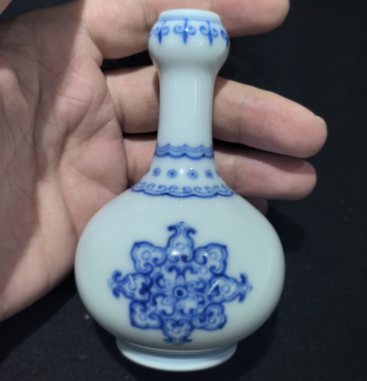 322万元成交的"清雍正青花宝相花纹小蒜头瓶,高 10.5cm,品相良好.