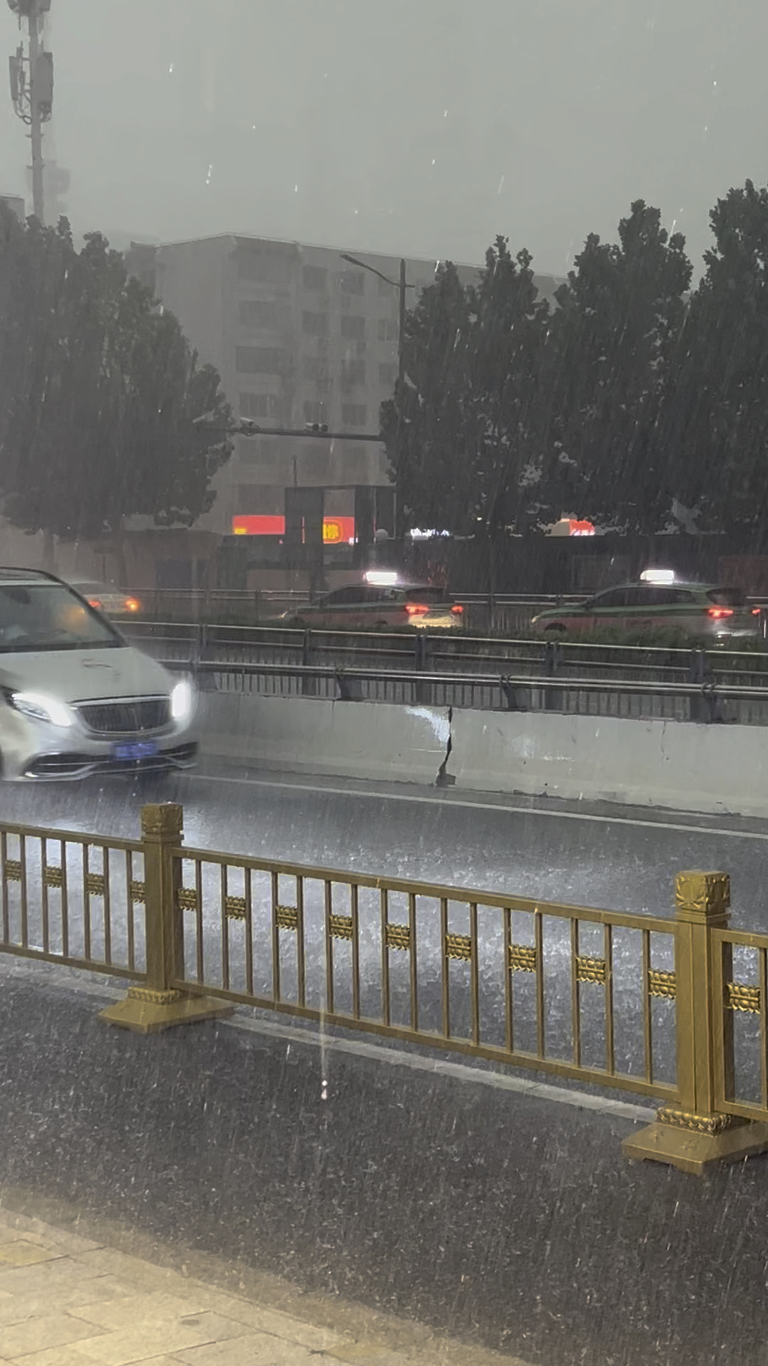 郑州大雨,路面积水,郑州又淹了!雨太大,路上注意安全