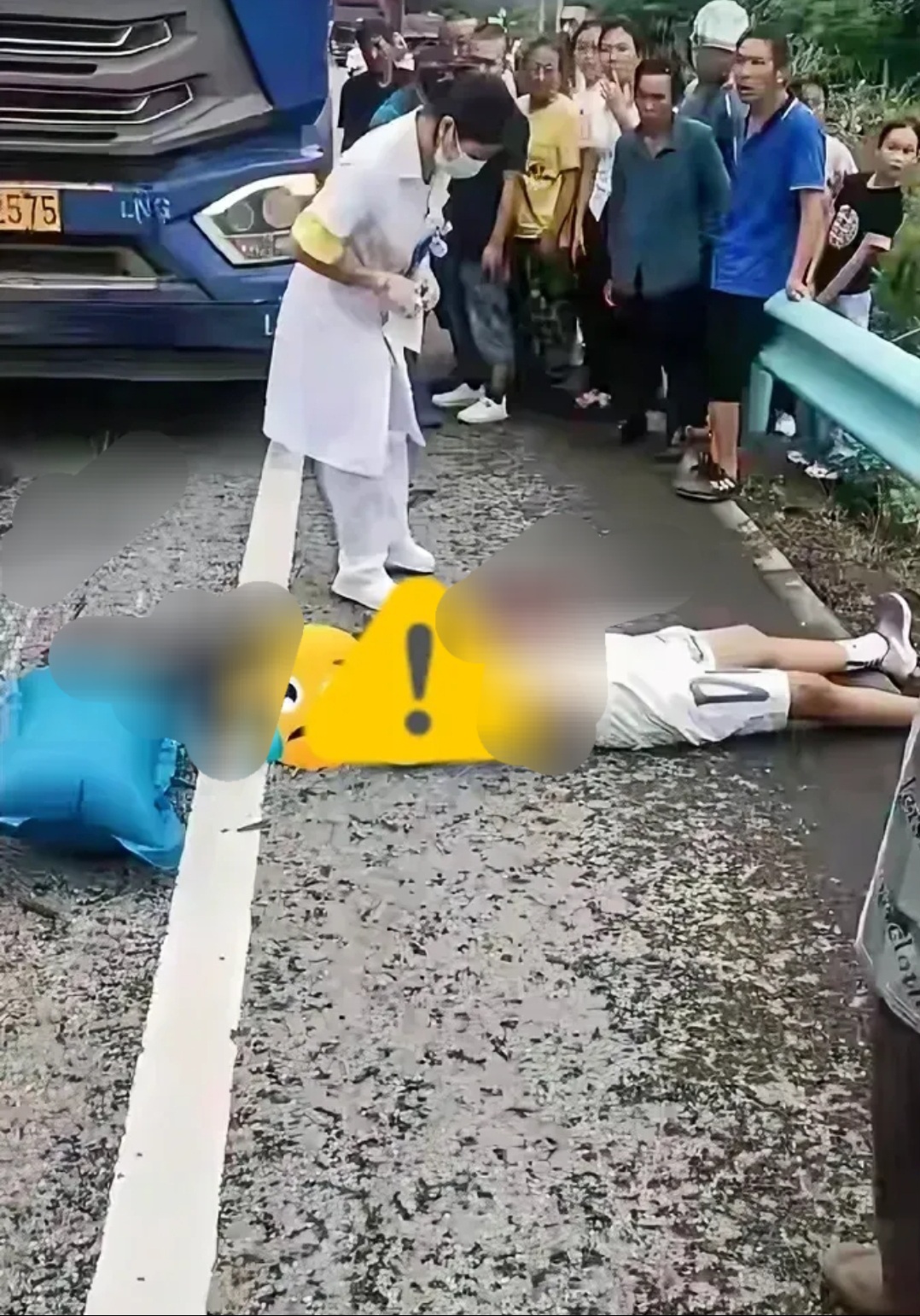 有一名年轻的女子驾驶着电动车,跟一辆大货车相撞,这名女子被撞之后