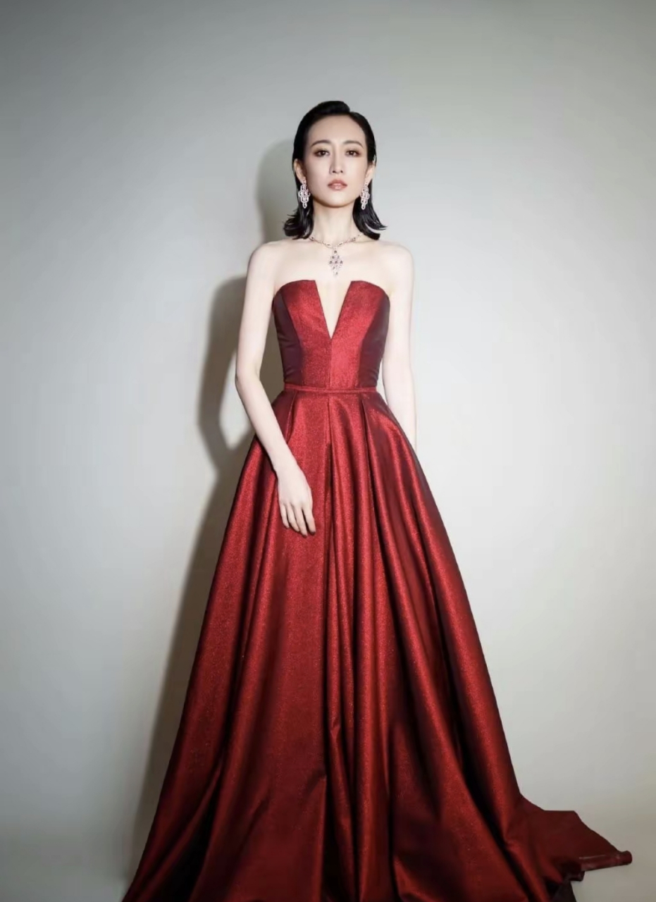穿紧身礼服裙,大秀事业线  不得不说,王鸥的这一身礼服裙,瞬间将她的