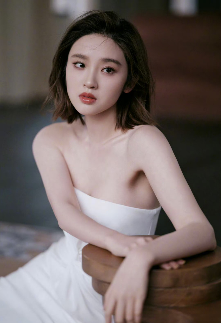 唐艺昕,一袭纯白抹胸裙,光脚丫轻踏云端,简直是美得不食人间烟火!